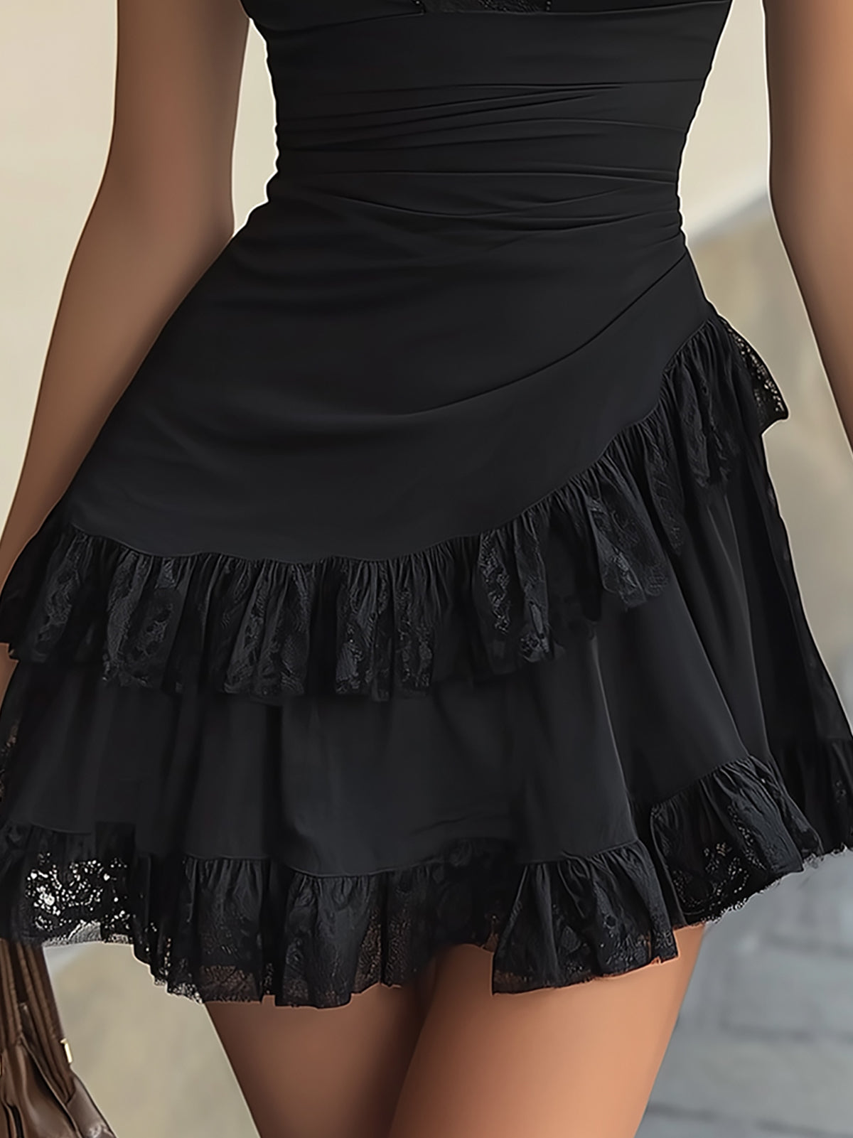Estella | Mini Abito con Volant in Pizzo Nero e Scollo a V