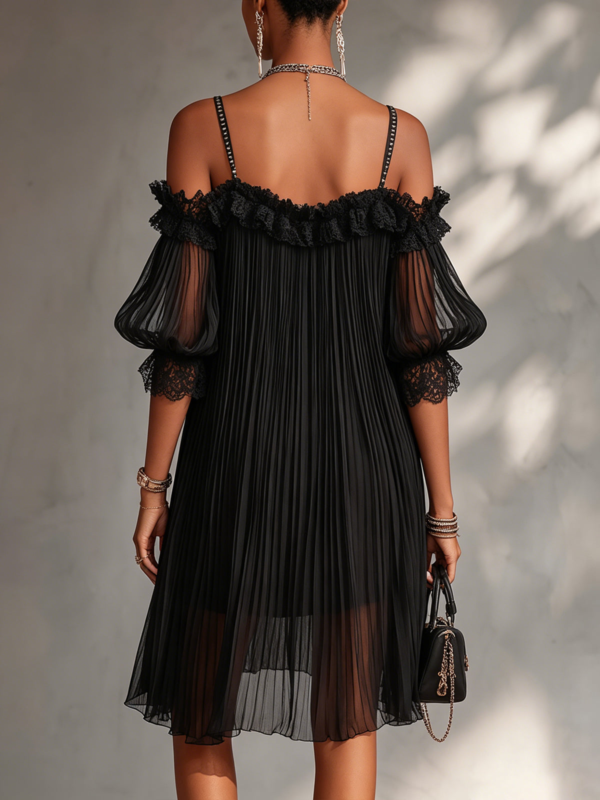 No | Mini vestito di chiffon in nero con schouders blu e bordo bordato