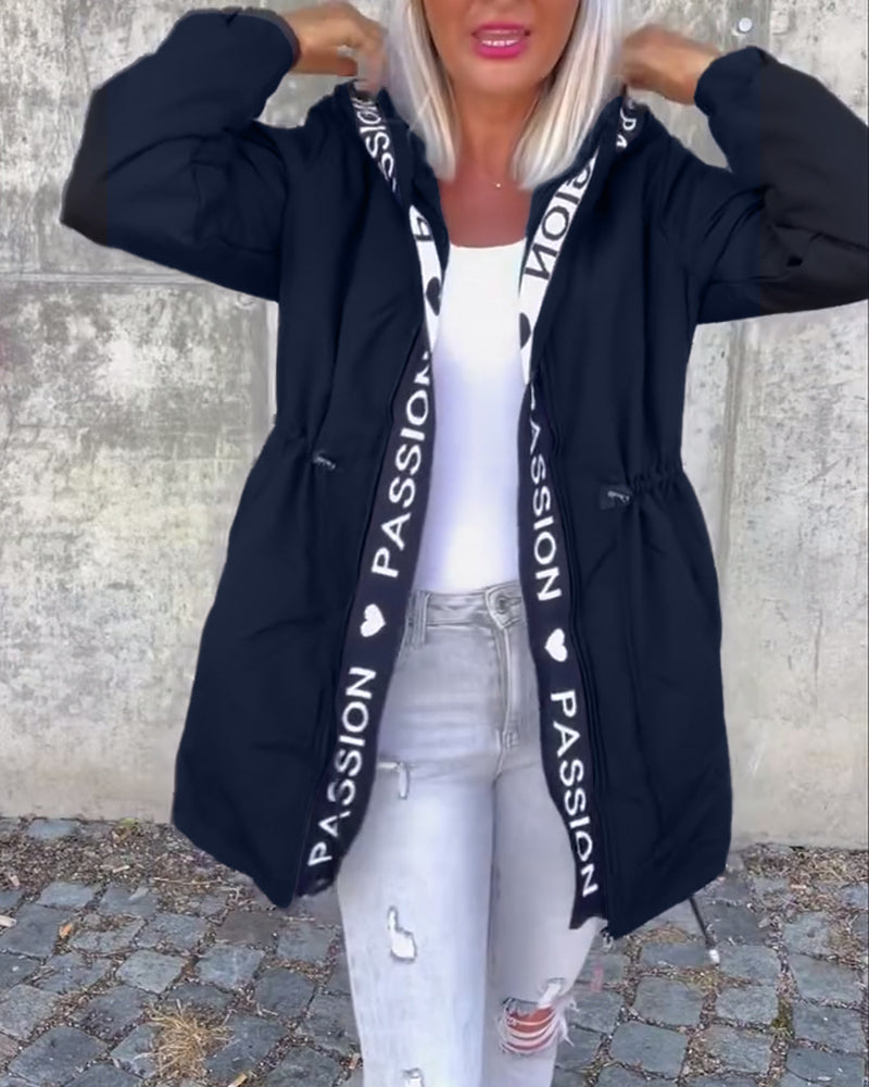 Casual jas met capuchon en trekkoord in letterpatroon
