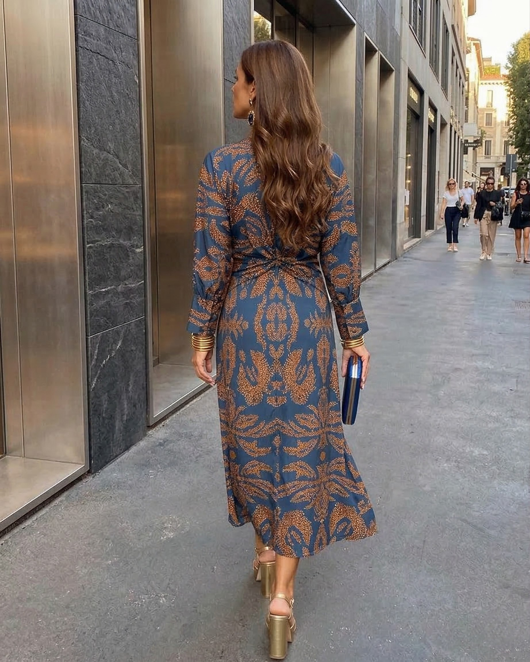 Isadora™ – Elegante abito midi con dettagli color nudo e stampa artistica