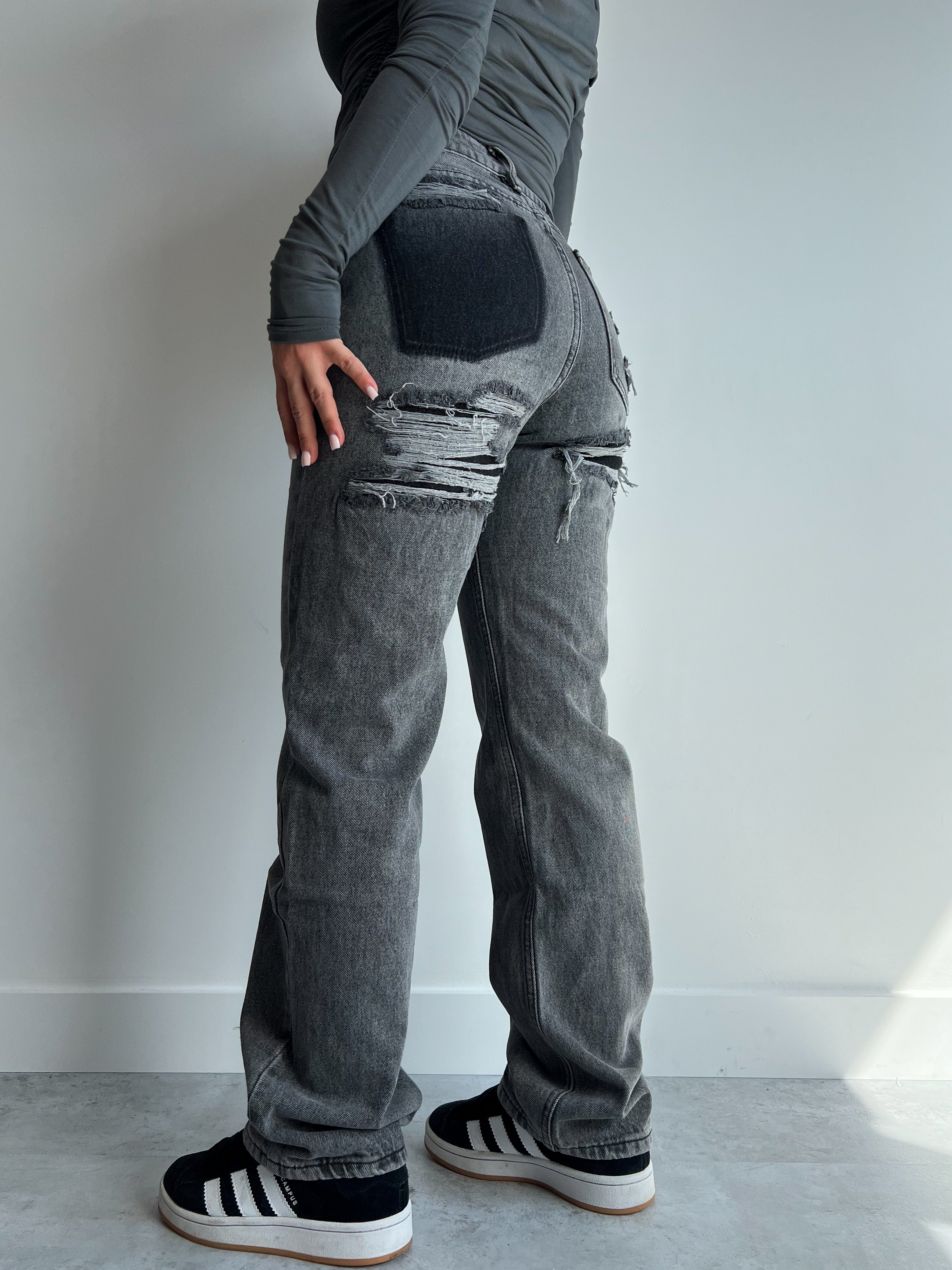 JEANS STRAPPATI VIRALI