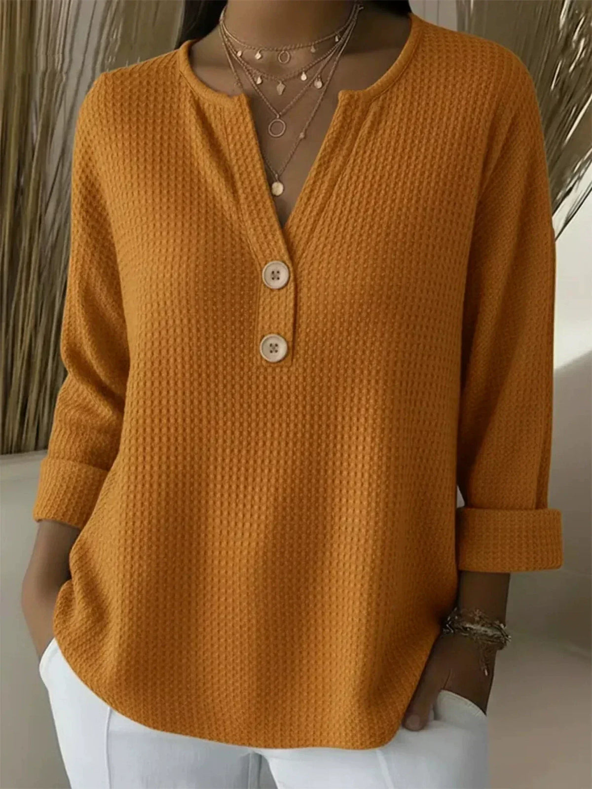 Lucia | Maglia con Scollo Serafino e Bottoni