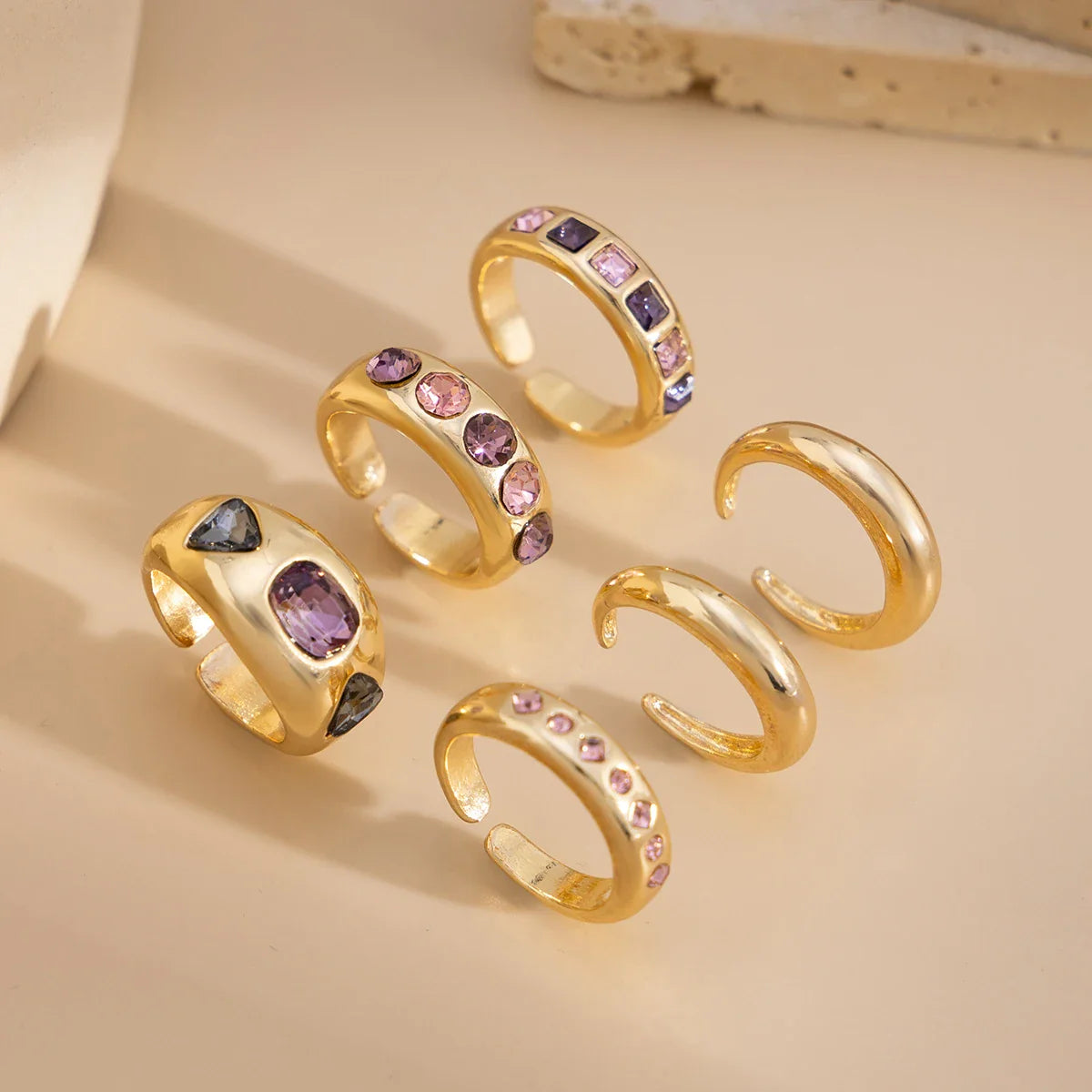 Set van 6 Goudkleurige Ringen met Paarse Zirkoon – Verstelbaar & Luxe Afwerking