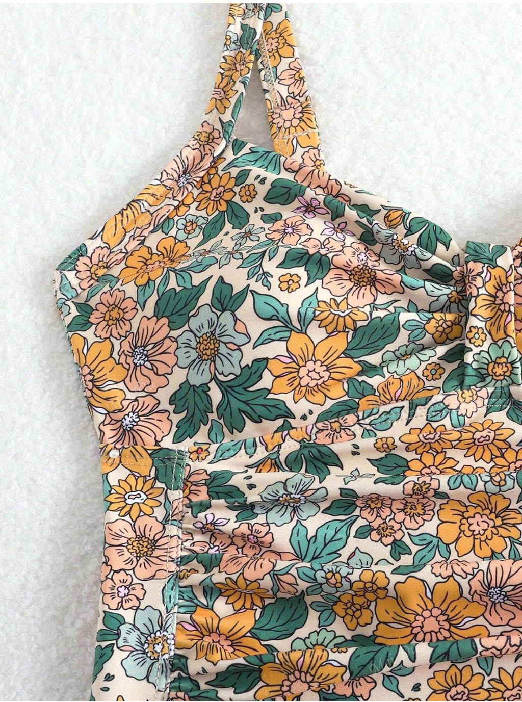 Luísa - ragazza con il collo allacciato al collo e l'impronta dei fiori