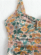 Luísa - ragazza con il collo allacciato al collo e l'impronta dei fiori