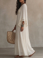 Fiore | Lange ivoorkleurige chiffon jurk met vleermuismouwen en wit kant