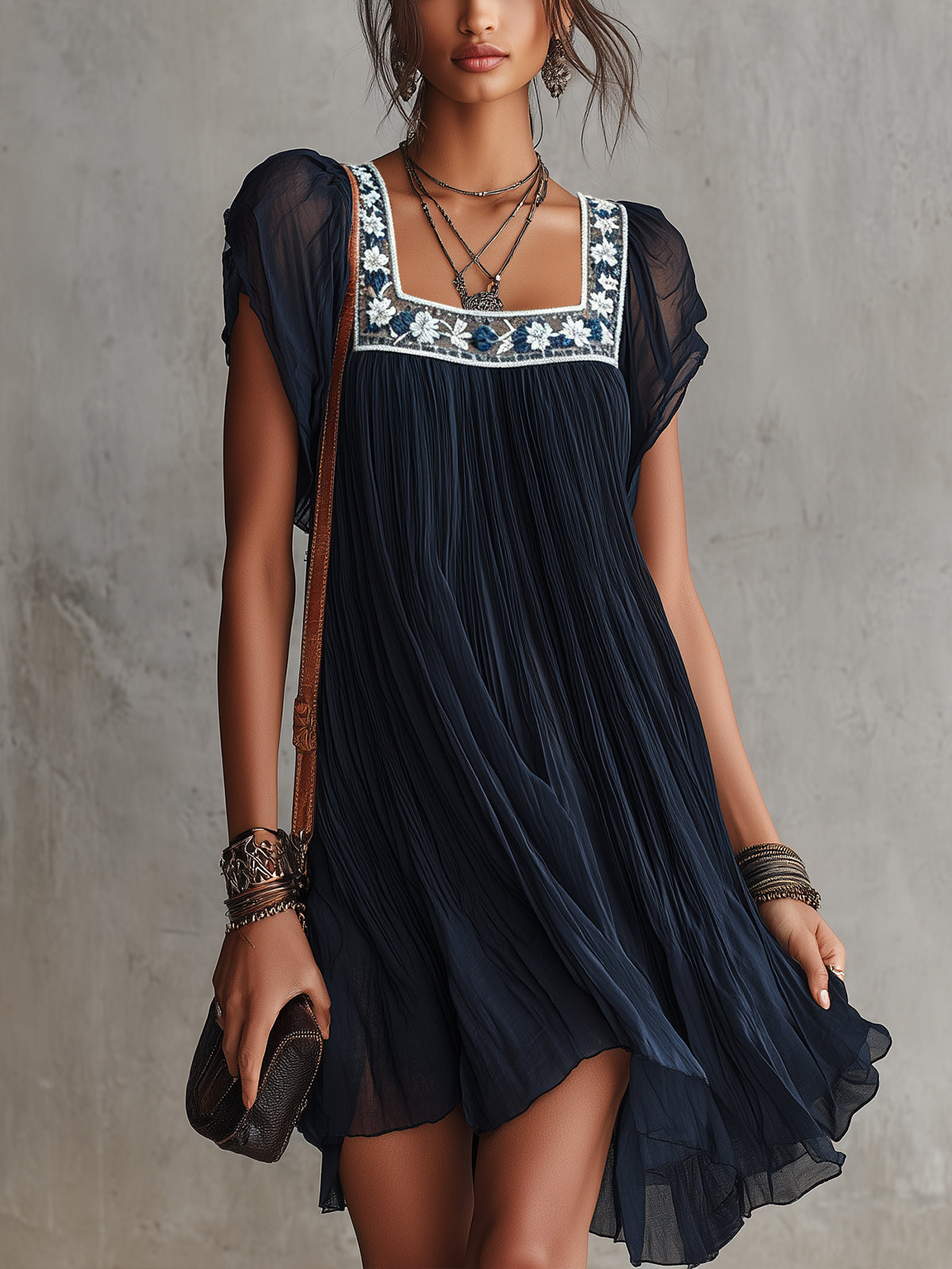 Apollonia | Mini Abito Plissettato in Chiffon Ricamato di Fiori Blu Navy