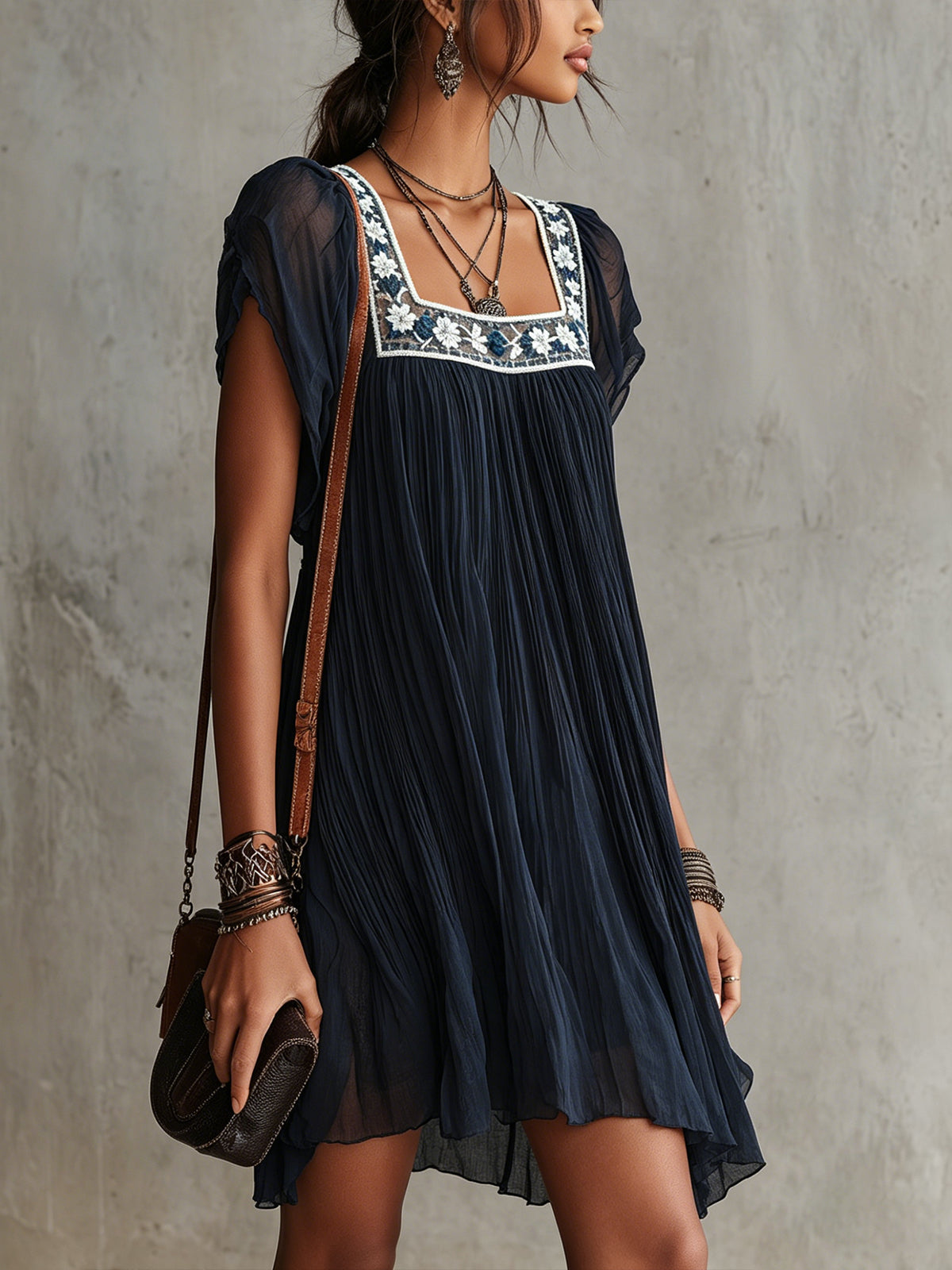 Apollonia | Mini Abito Plissettato in Chiffon Ricamato di Fiori Blu Navy