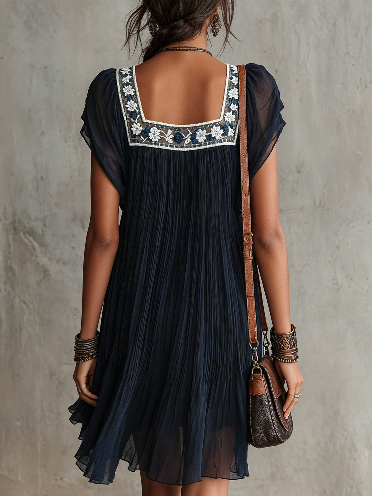 Apollonia | Mini Abito Plissettato in Chiffon Ricamato di Fiori Blu Navy