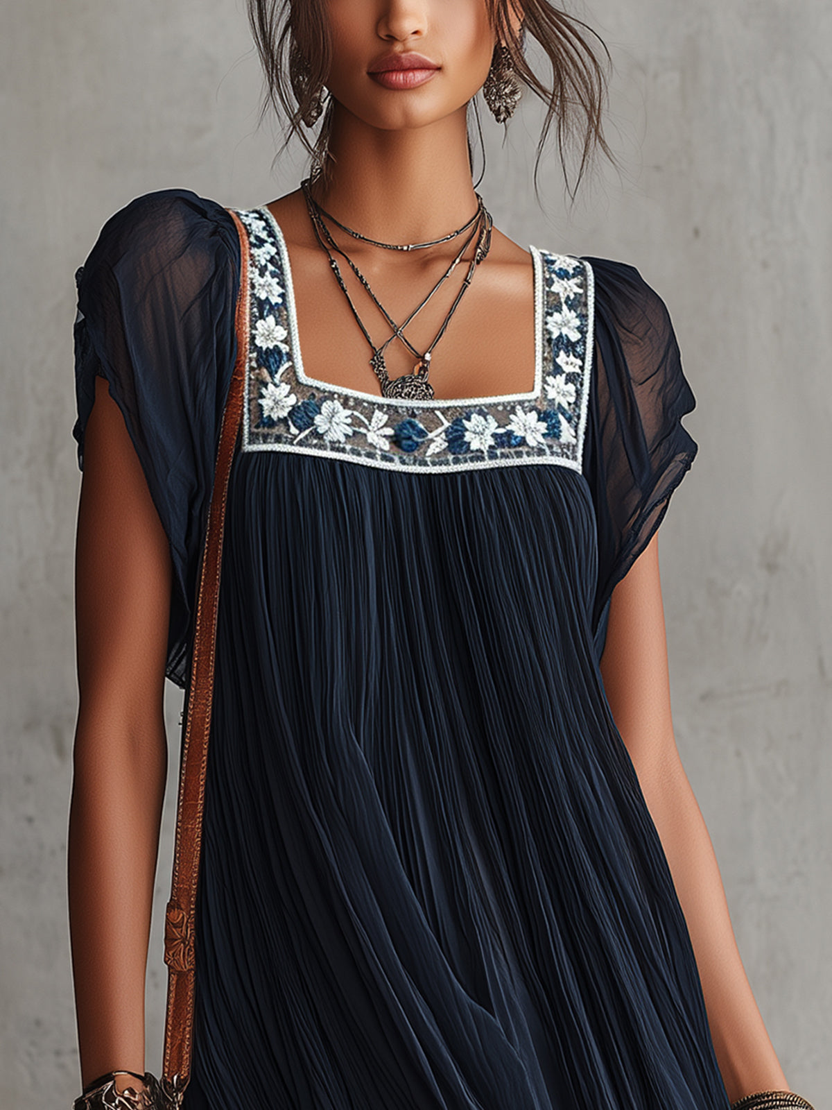 Apollonia | Mini Abito Plissettato in Chiffon Ricamato di Fiori Blu Navy