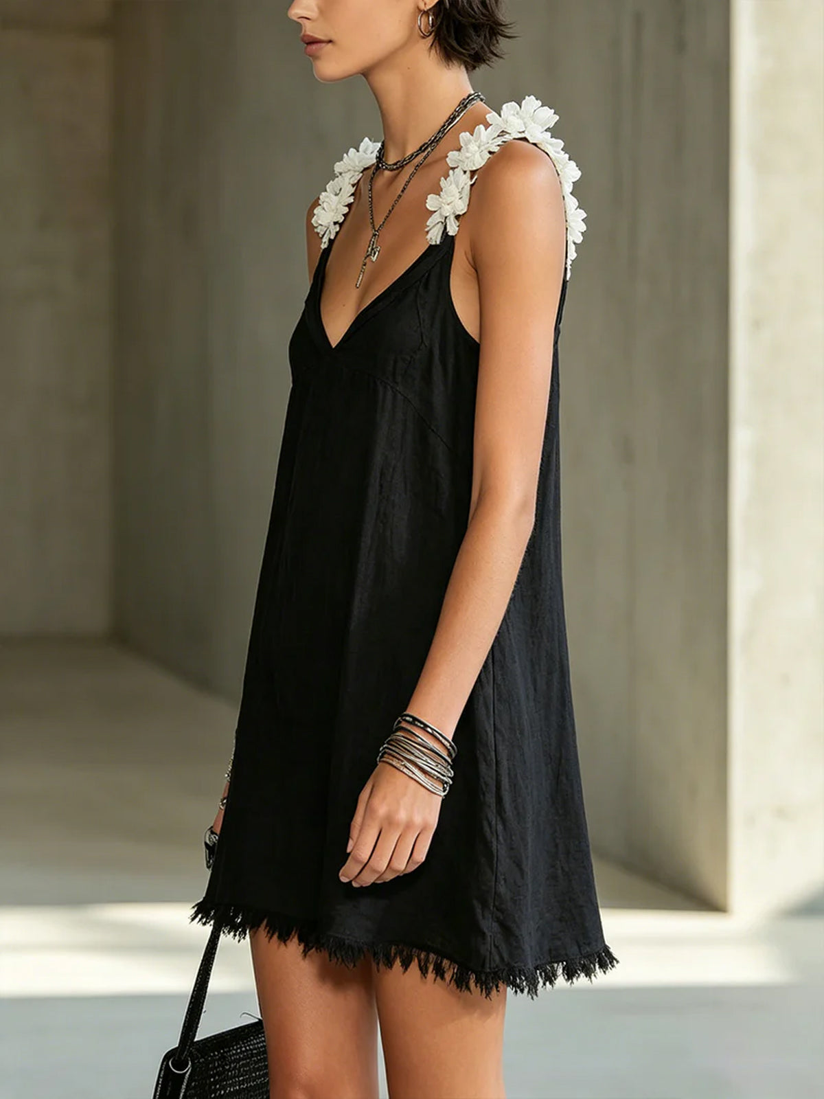 Naomi | Mini Abito Nero con Scollo a V e Spalline Floreali