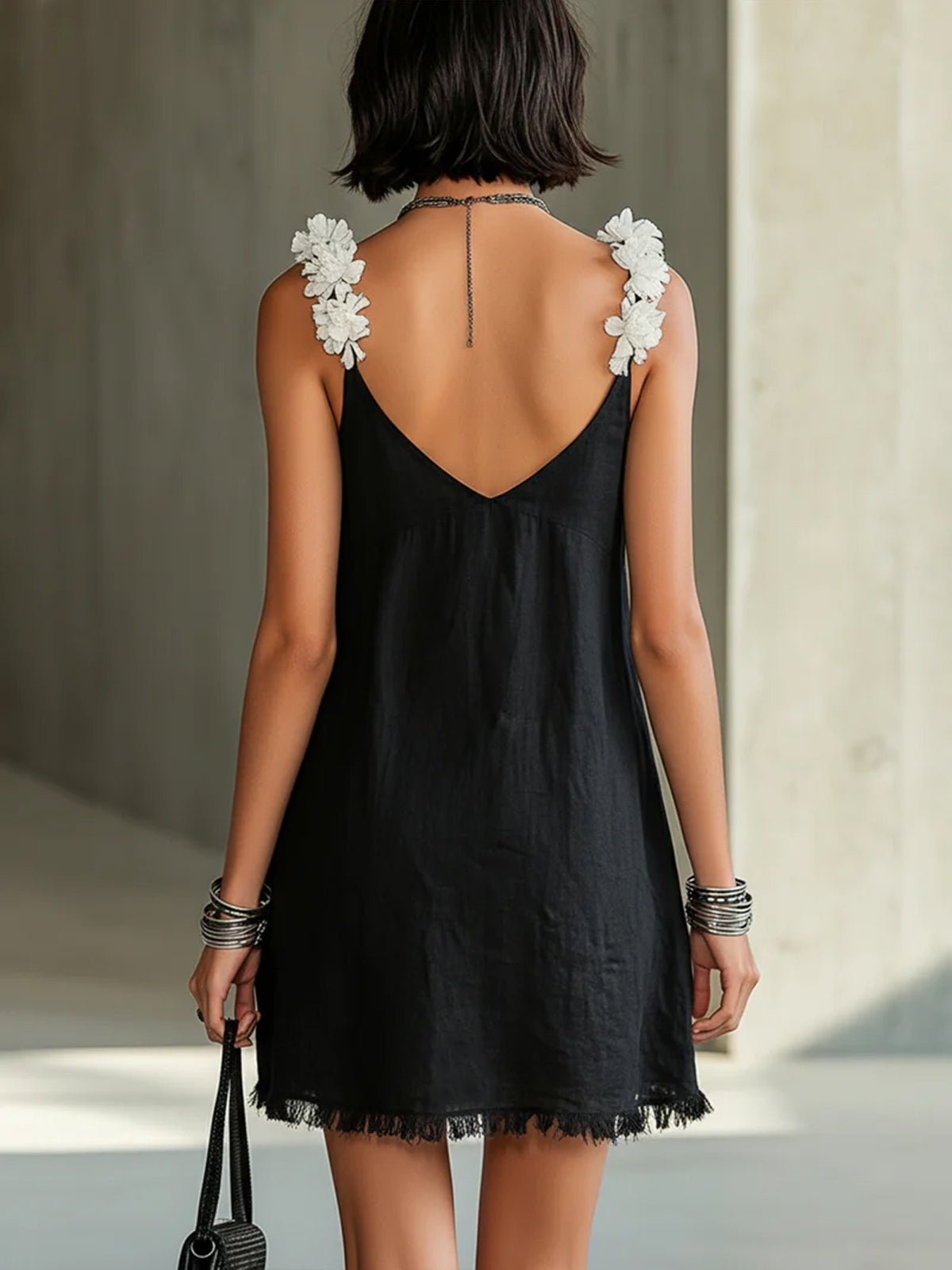 Naomi | Mini Abito Nero con Scollo a V e Spalline Floreali