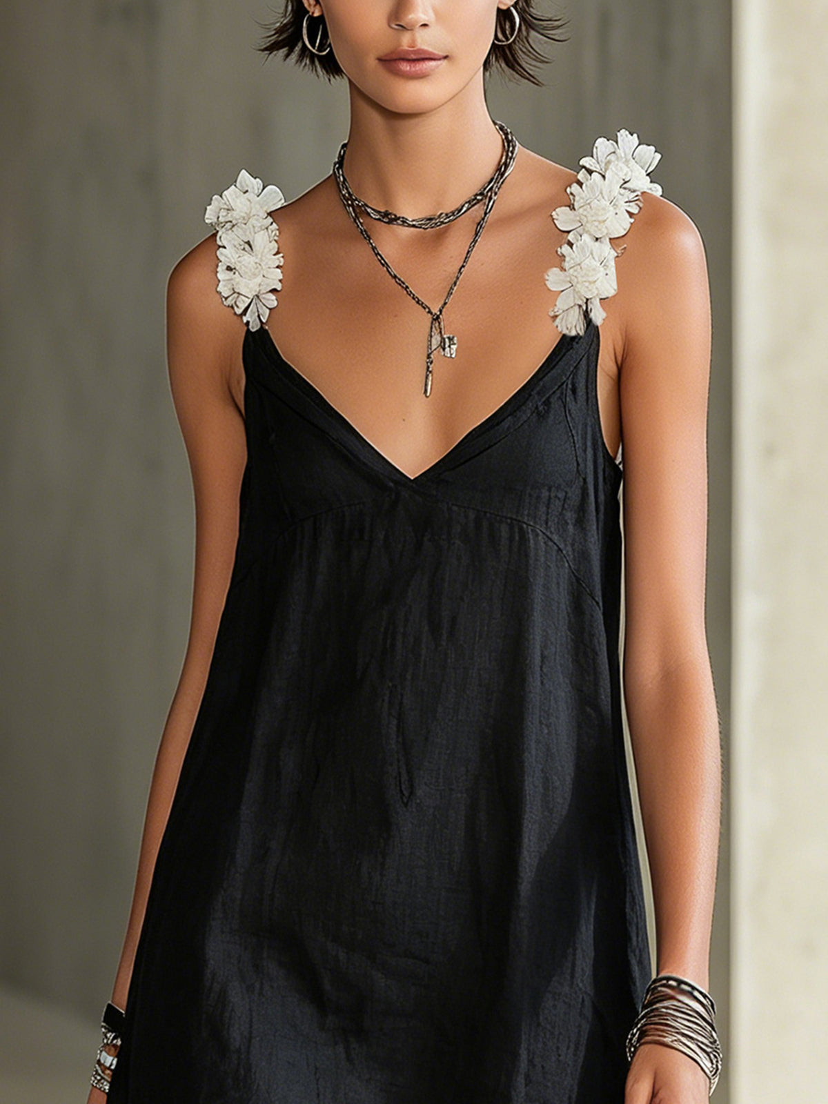 Naomi | Mini Abito Nero con Scollo a V e Spalline Floreali