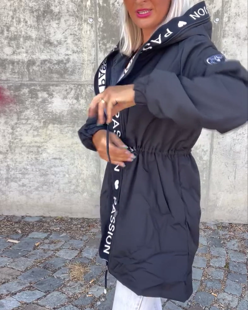 Casual jas met capuchon en trekkoord in letterpatroon