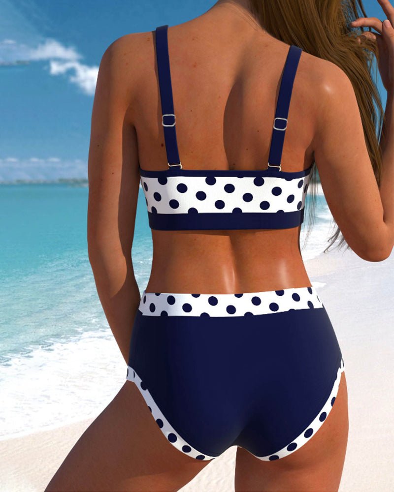 Il bikini patchwork incontra la coda alta