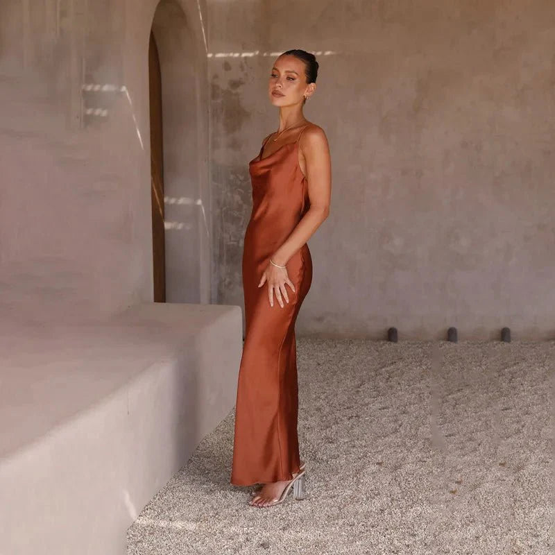 Tanja™ | Tijdloze Satijnen Jurk ha incontrato Open Rug in Elegant Ontwerp